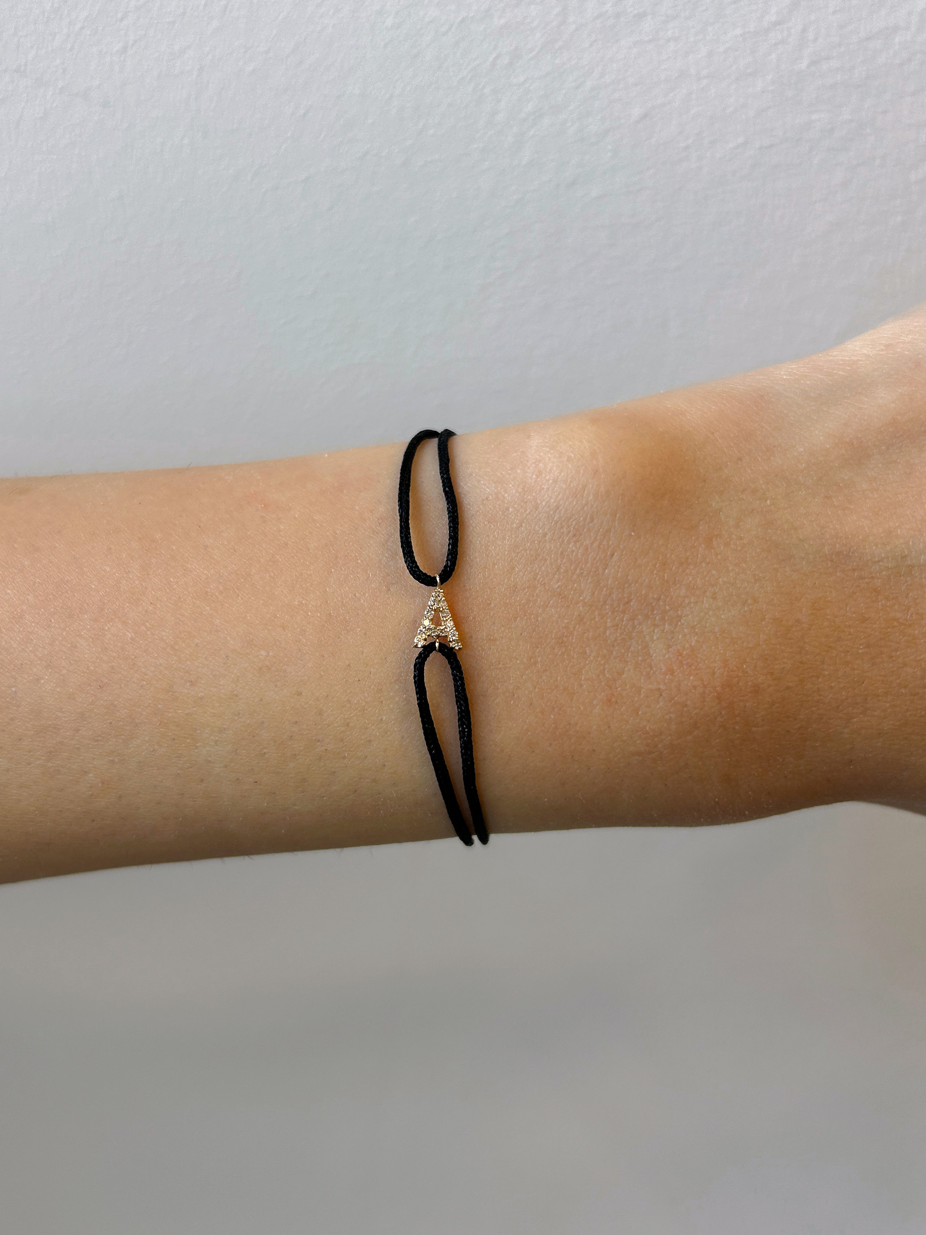 Bracelet cordon avec breloque en lettre pavée