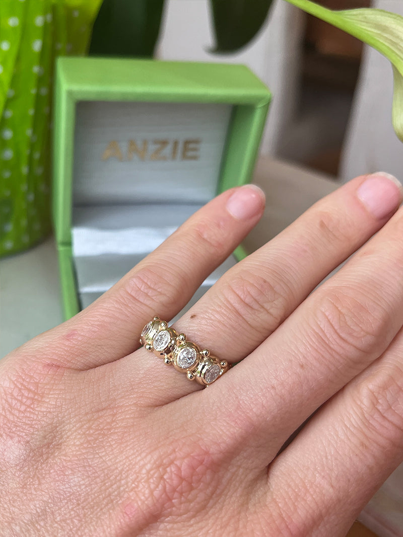 Méditerranée Oval Arch Eternity Ring