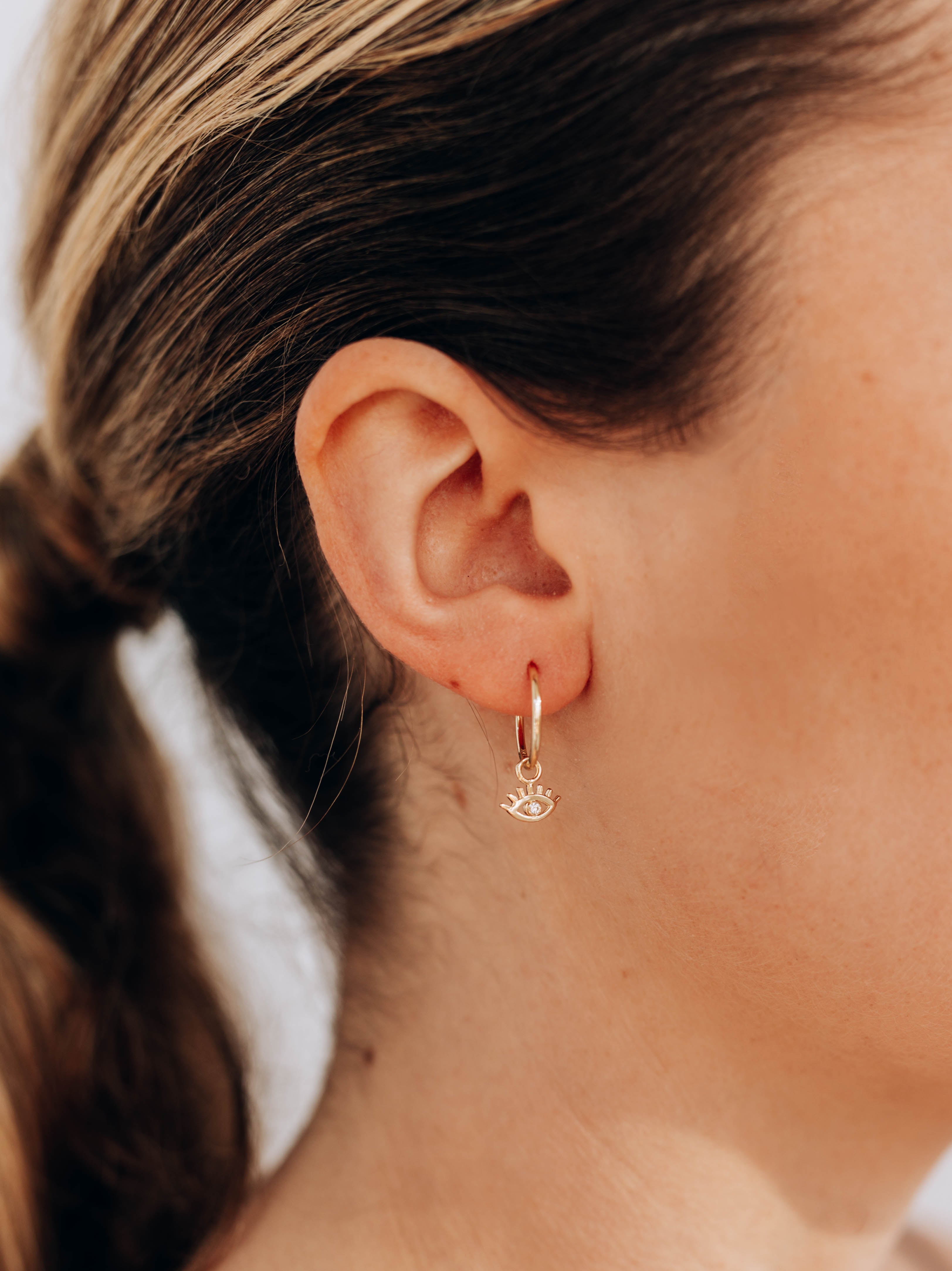 Boucle d'Oreille Créole Breloque Cil de Mauvais Œil Mel Soldera