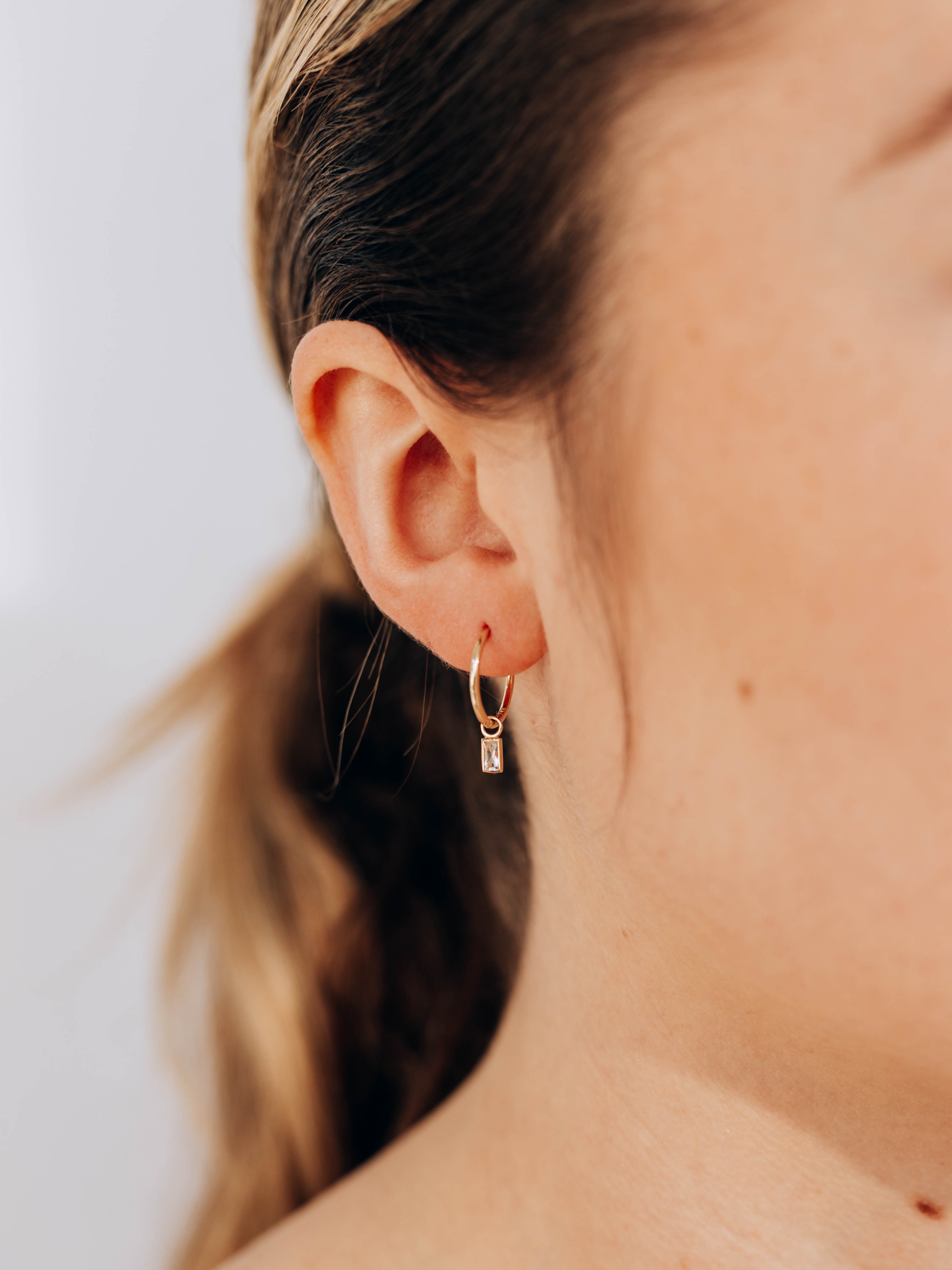 Boucles d'Oreilles Créoles à Cliquet Breloque Baguette Mel Soldera