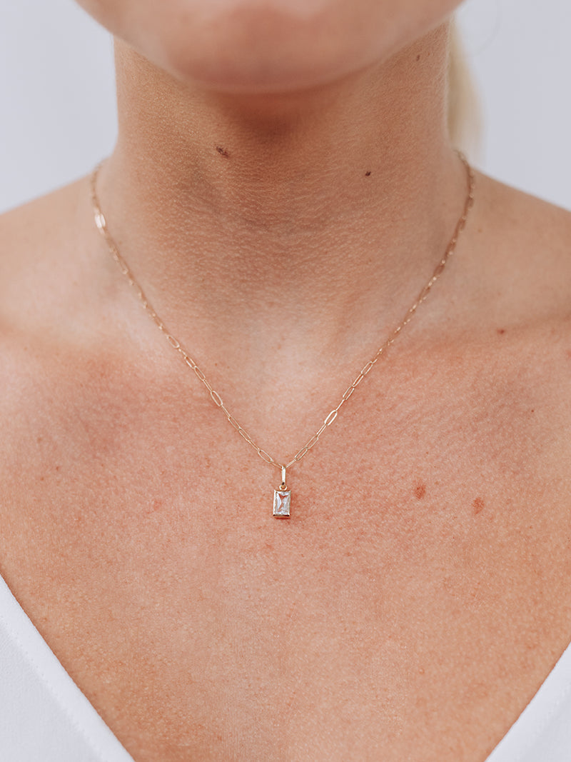 Cléo Carré Paper Clip Pendant