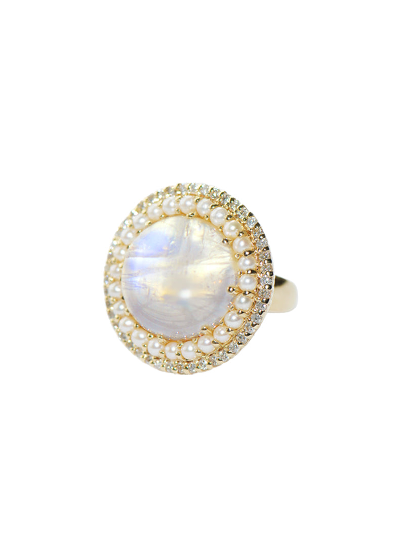 Bague classique avec pierre de lune, diamants et halo de perles